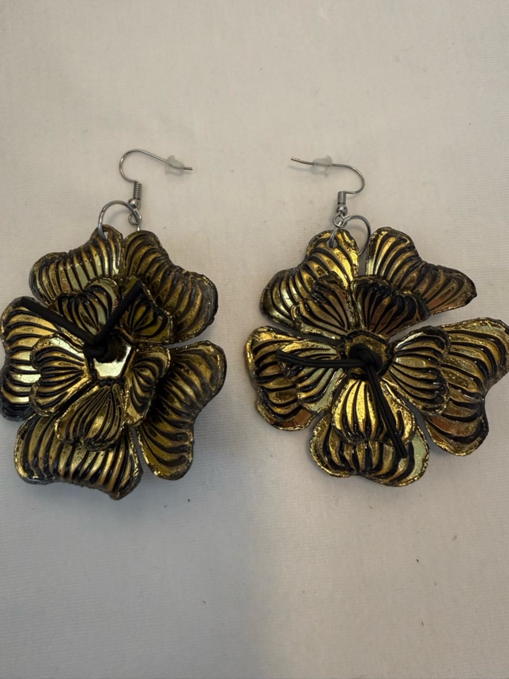 NWOT Jianhui London Gold and Black Floral Layered Drop Earrings and Bracelet Set